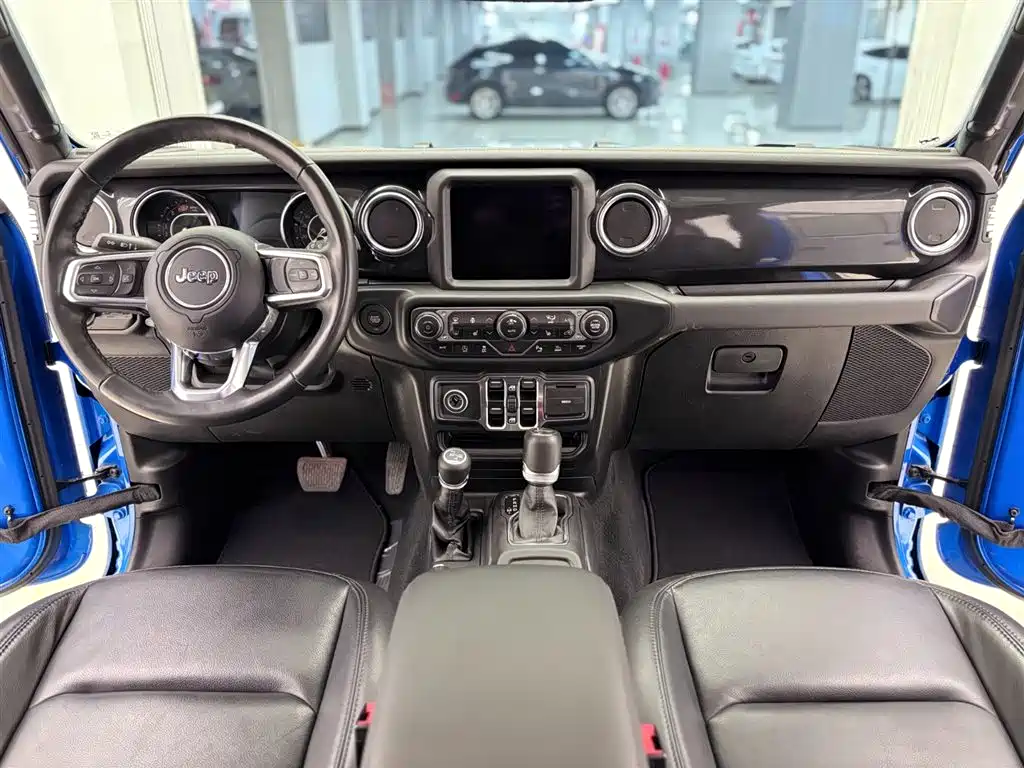 Jeep Wrangler 2023 — фото 18