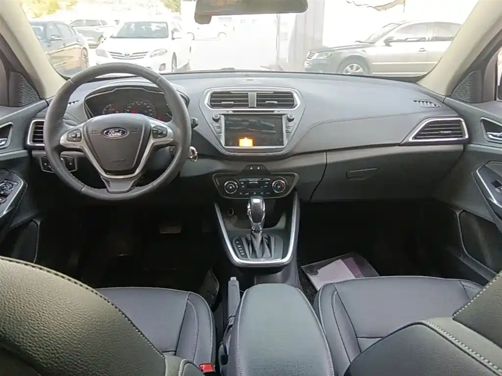 Ford Escort 2017 — фото 10