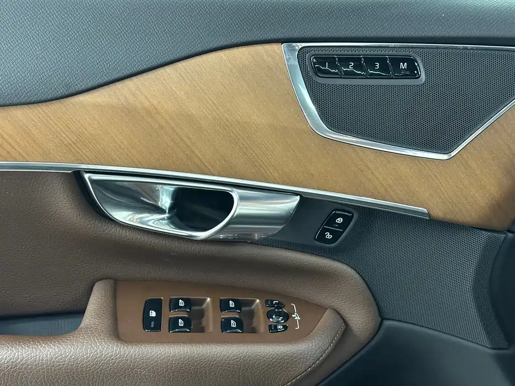 Volvo XC90 2022 — фото 24