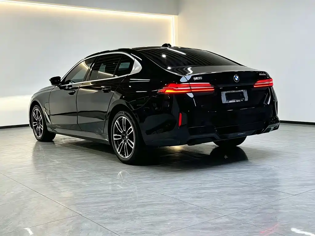 BMW 5 Series 2025 — фото 15