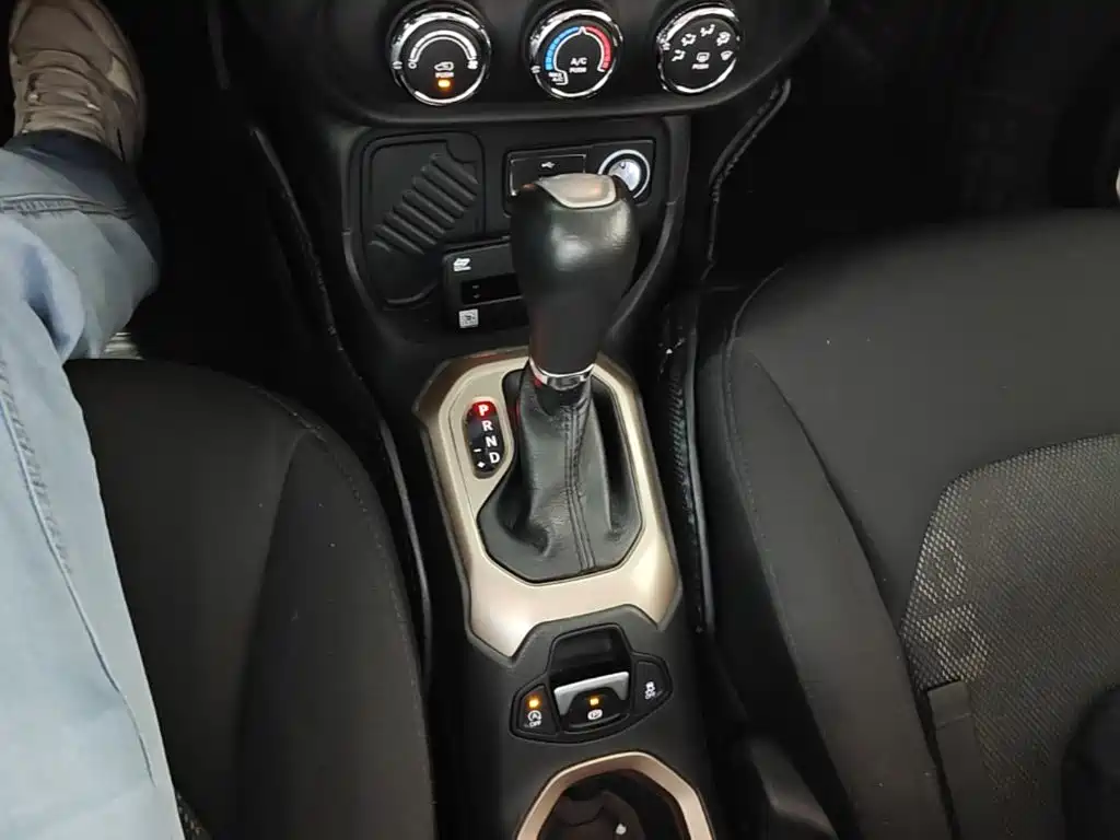 Jeep Renegade 2016 — фото 14