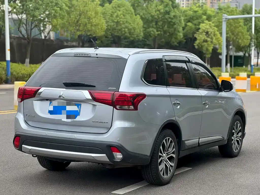 Mitsubishi Outlander 2017 — фото 9