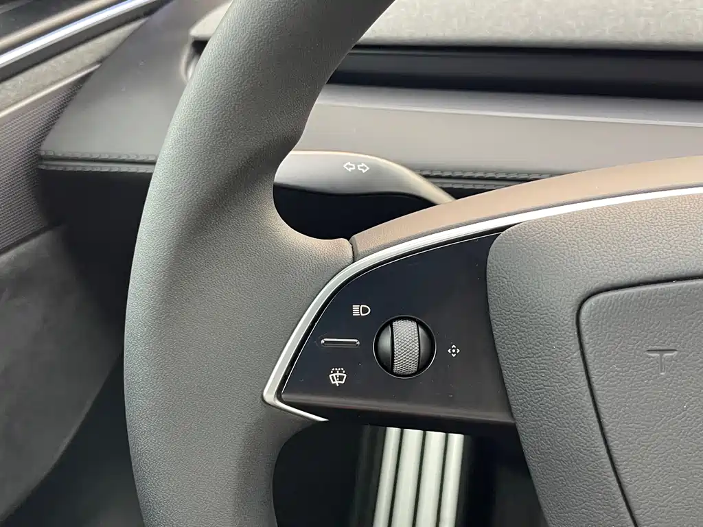 Tesla Model Y L 2025 — фото 17