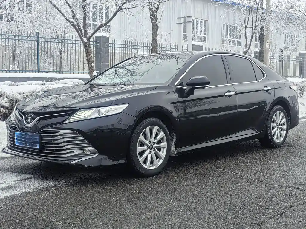 Toyota Camry 2019 — фото 1