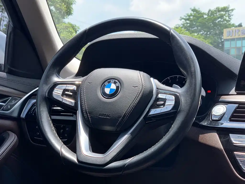 BMW 5 Series 2019 — фото 20