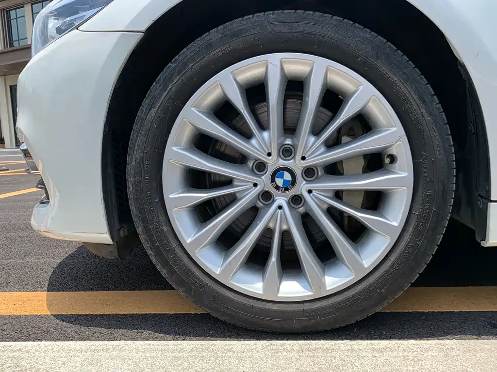 BMW 5 Series 2019 — фото 10