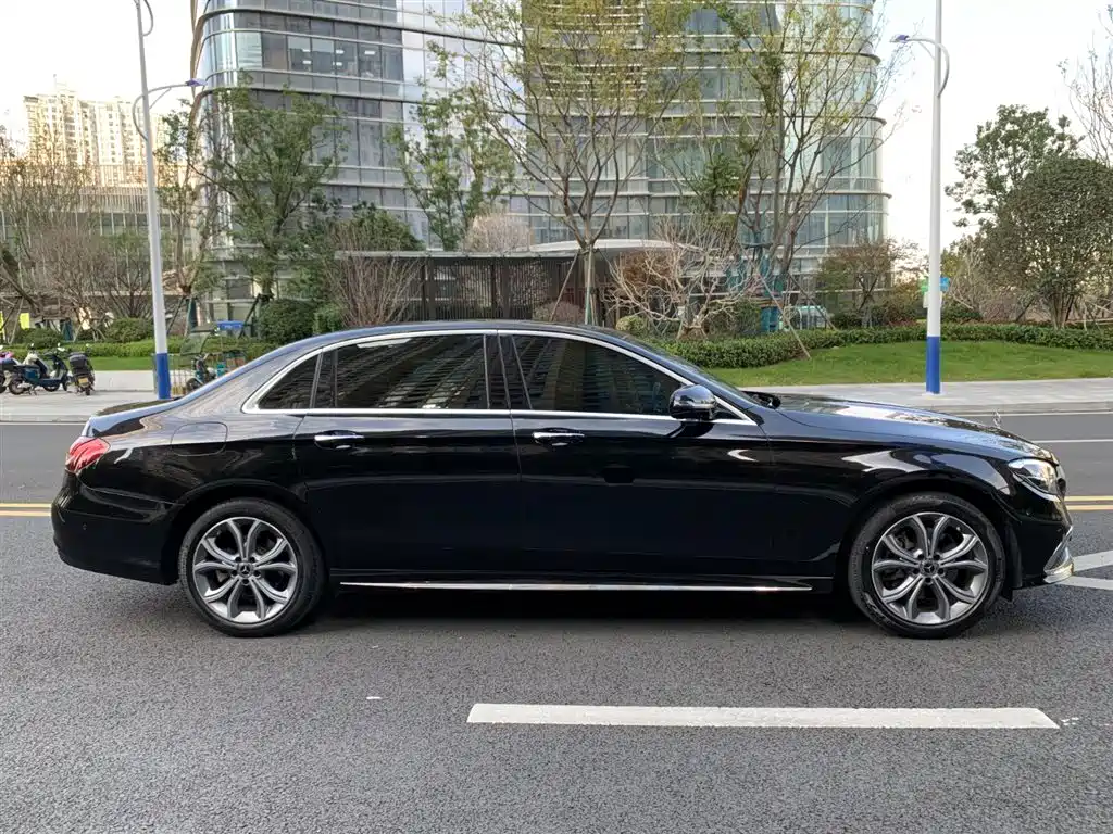 Mercedes-Benz E-Class 2022 — фото 9