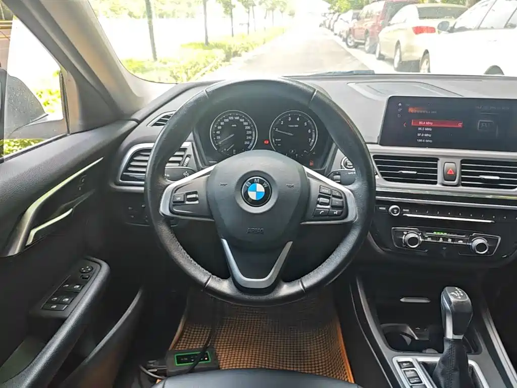 BMW 1 Series 2019 — фото 11