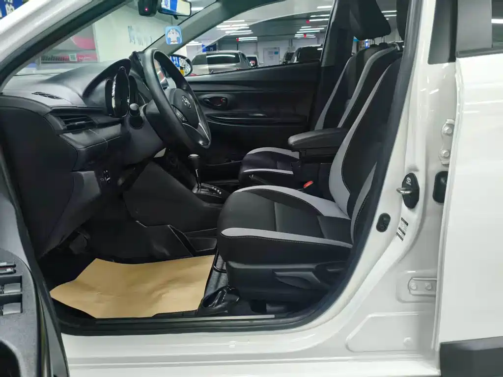 Toyota Yaris L 2022