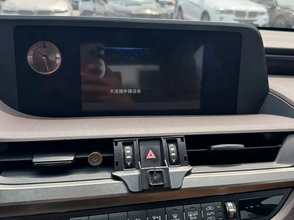 Lexus ES 2019 — фото 14