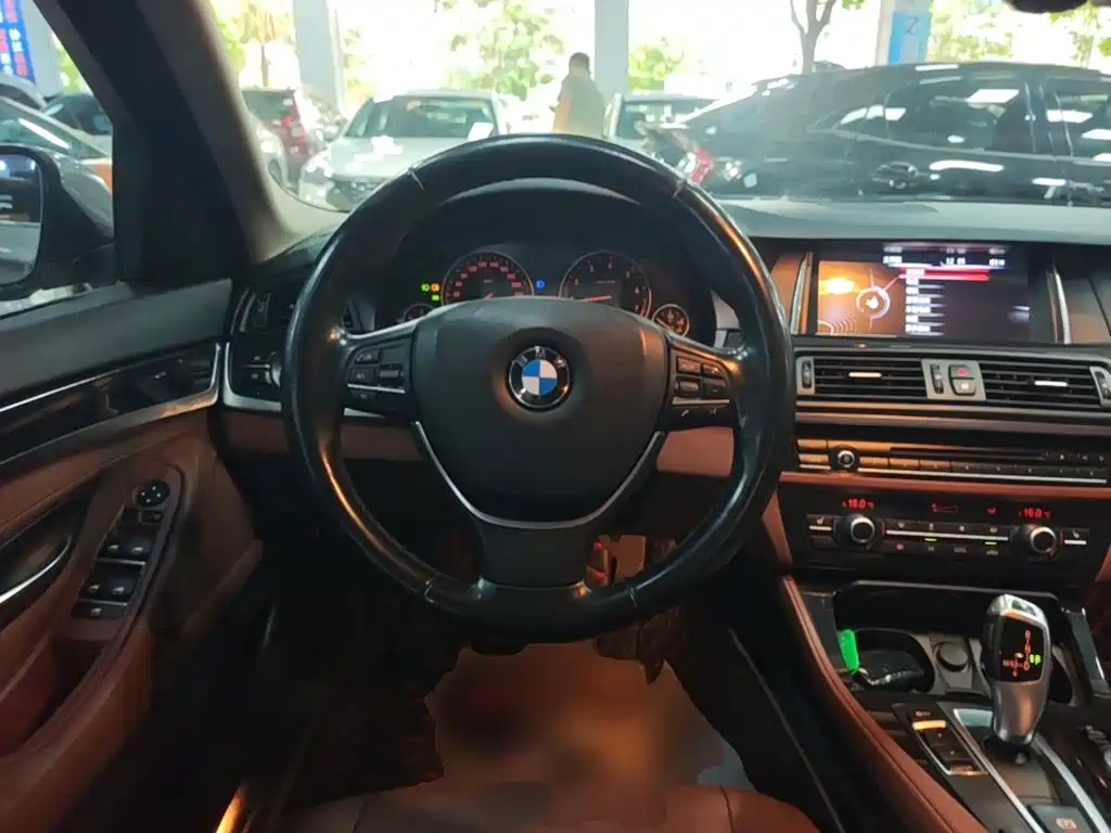BMW 5 Series 2016 — фото 11