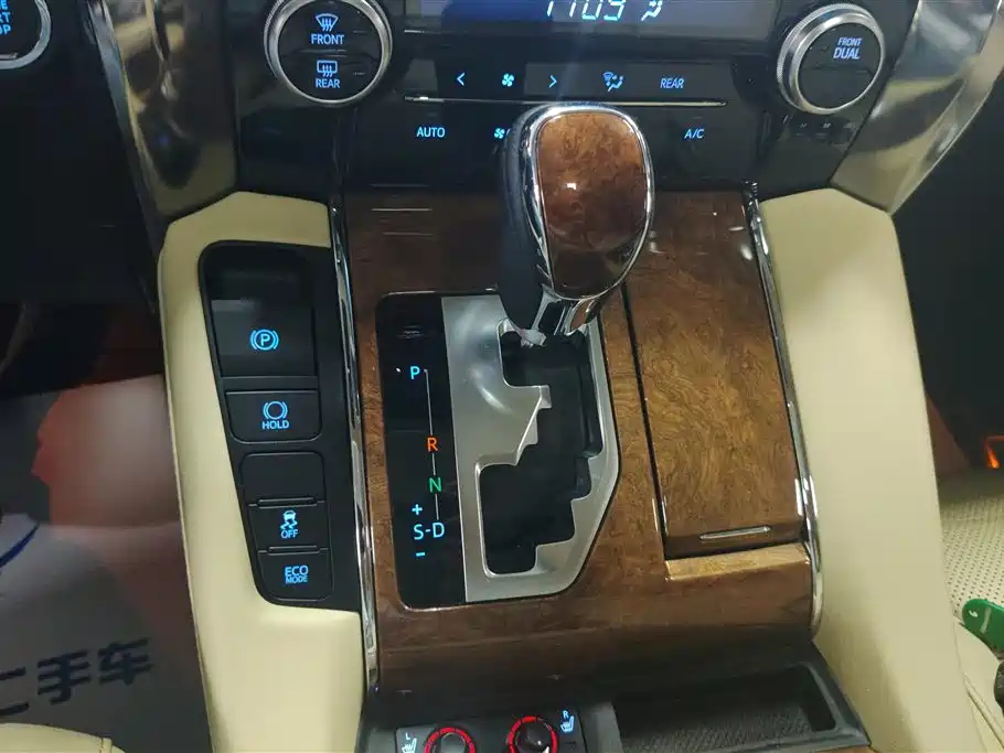 Toyota Alphard 2018 — фото 16
