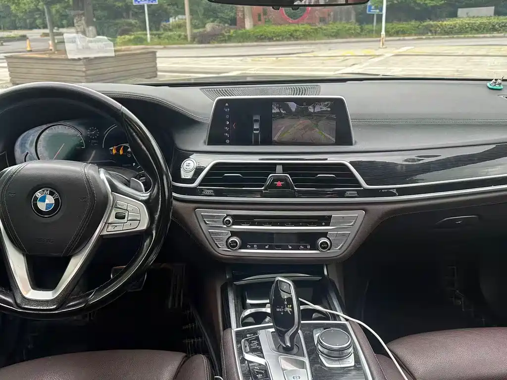 BMW 7 Series 2018 — фото 11
