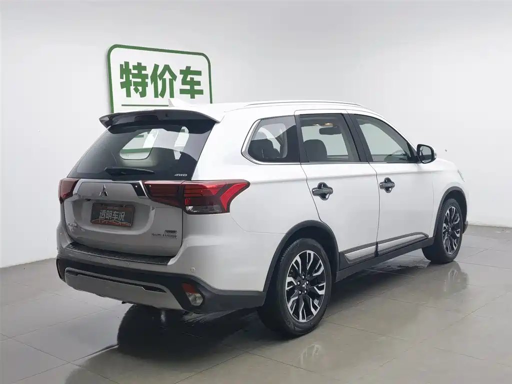 Mitsubishi Outlander 2019 — фото 2