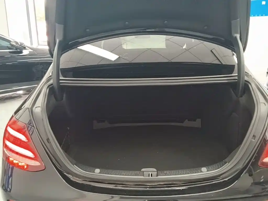 Mercedes-Benz E-Class 2020 — фото 19