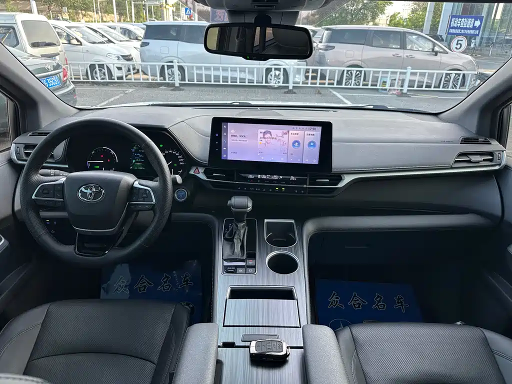Toyota Sienna 2023 — фото 12