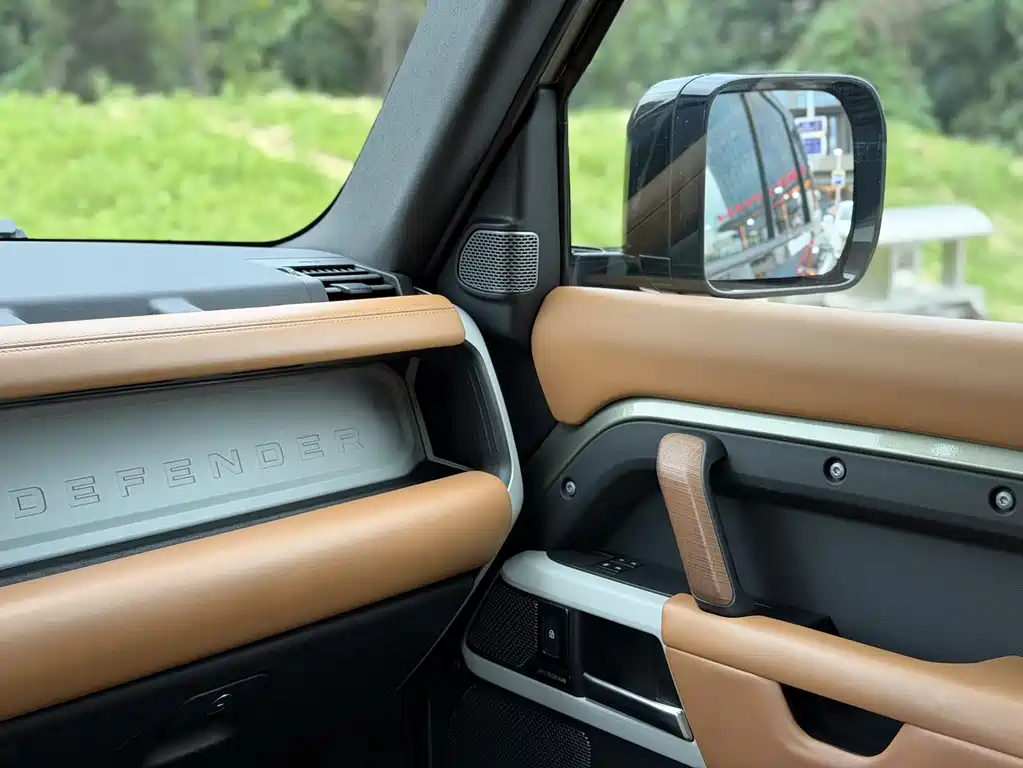 Land Rover Defender 2023 — фото 11