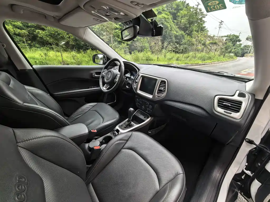 Jeep Compass 2017 — фото 11