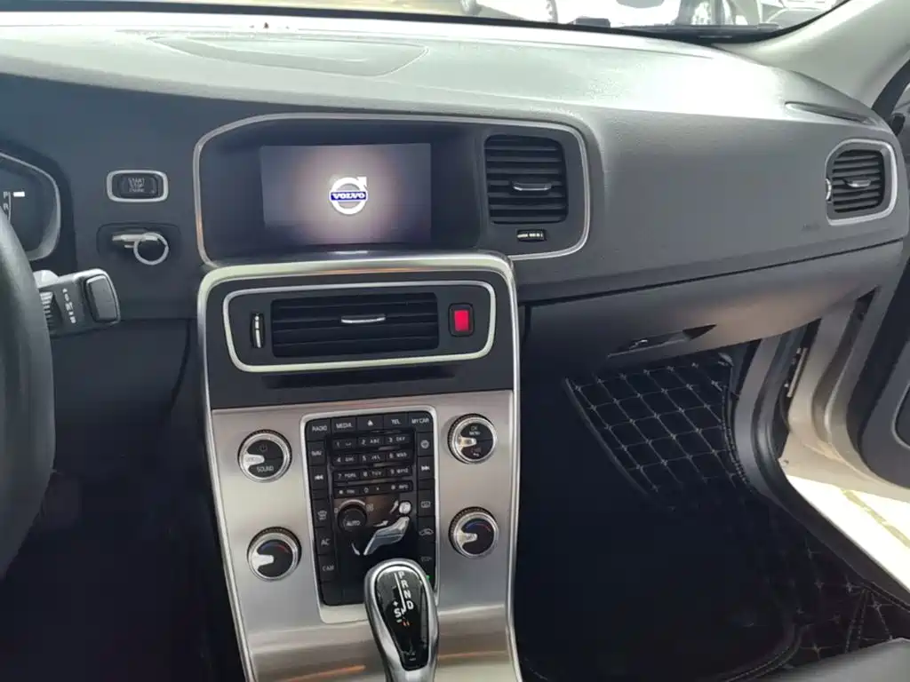 Volvo S60 2017 — фото 13