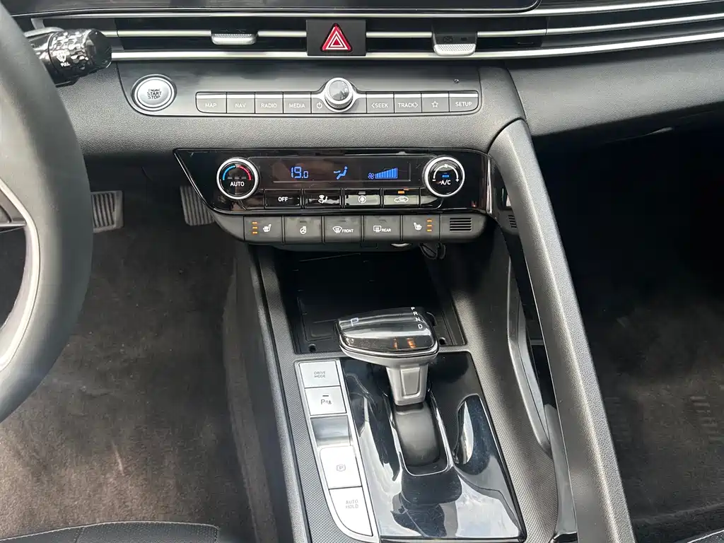 Hyundai Elantra 2023 — фото 15