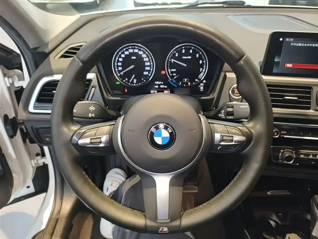 BMW 1 Series 2019 — фото 11