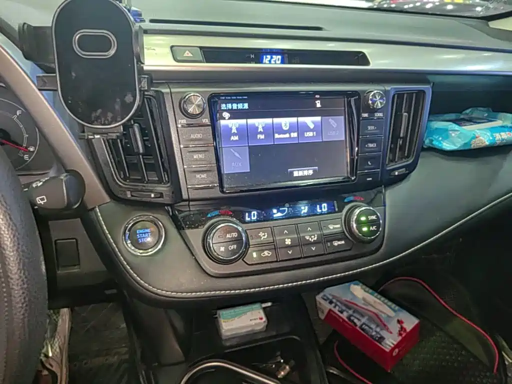 Toyota RAV4 2019 — фото 20