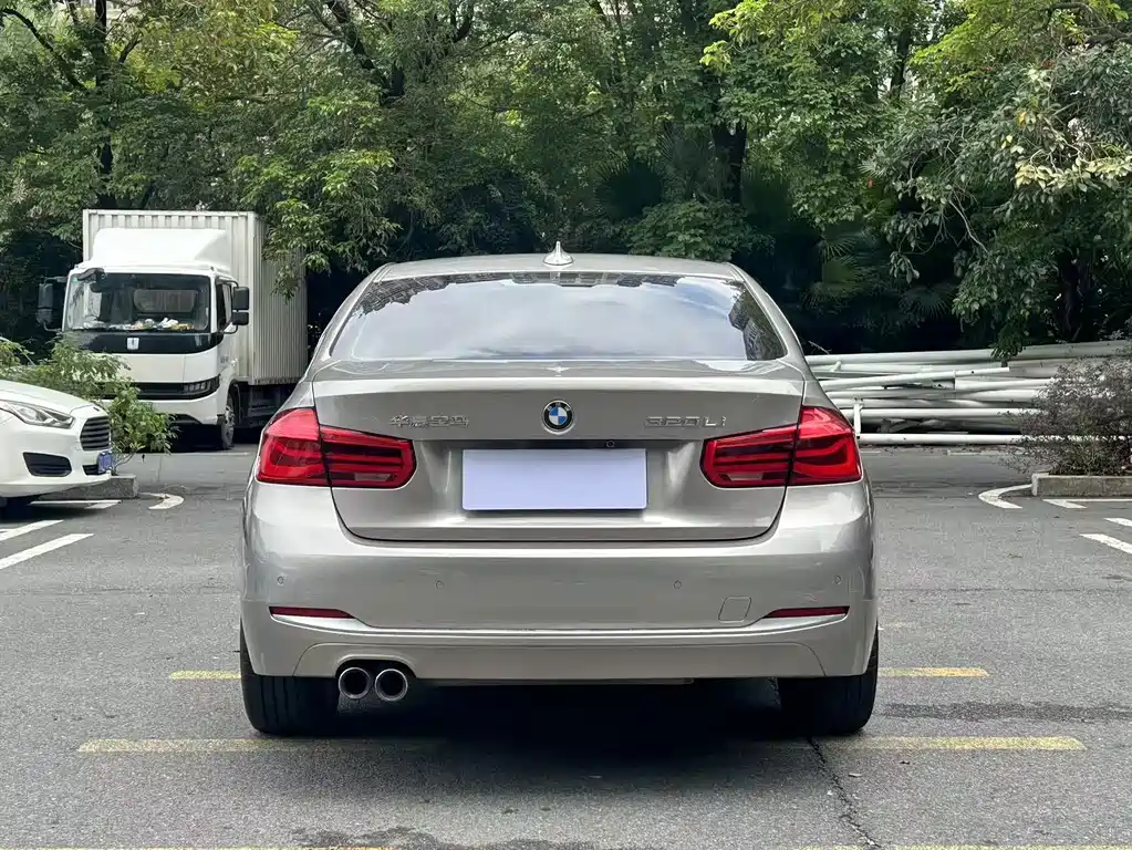 BMW 3 Series 2018 — фото 10