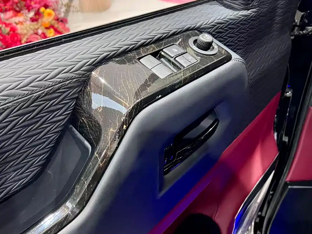 Toyota Hiace — фото 6