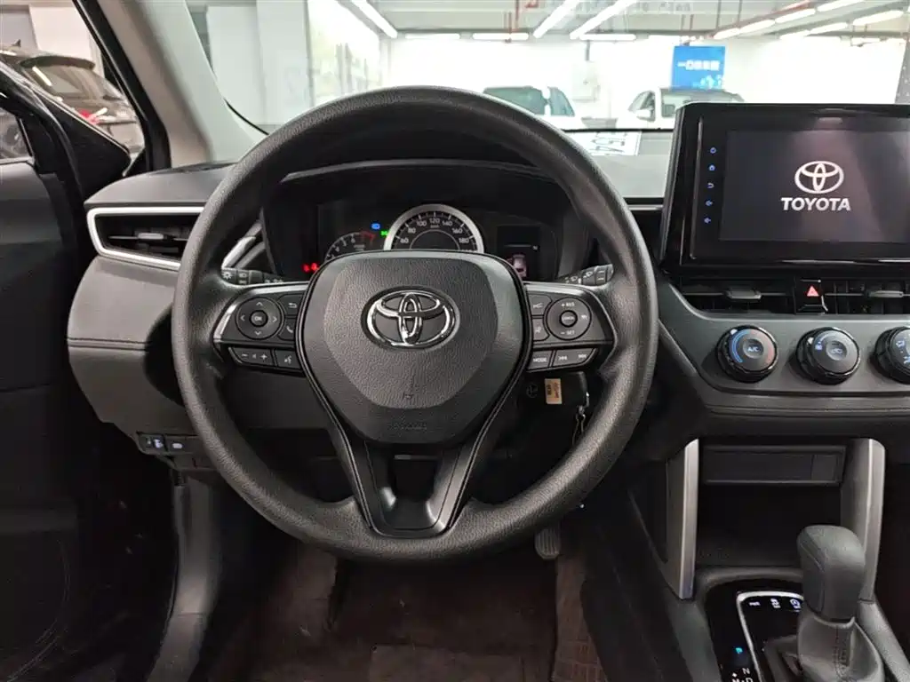 Toyota Corolla Cross 2023 — фото 17