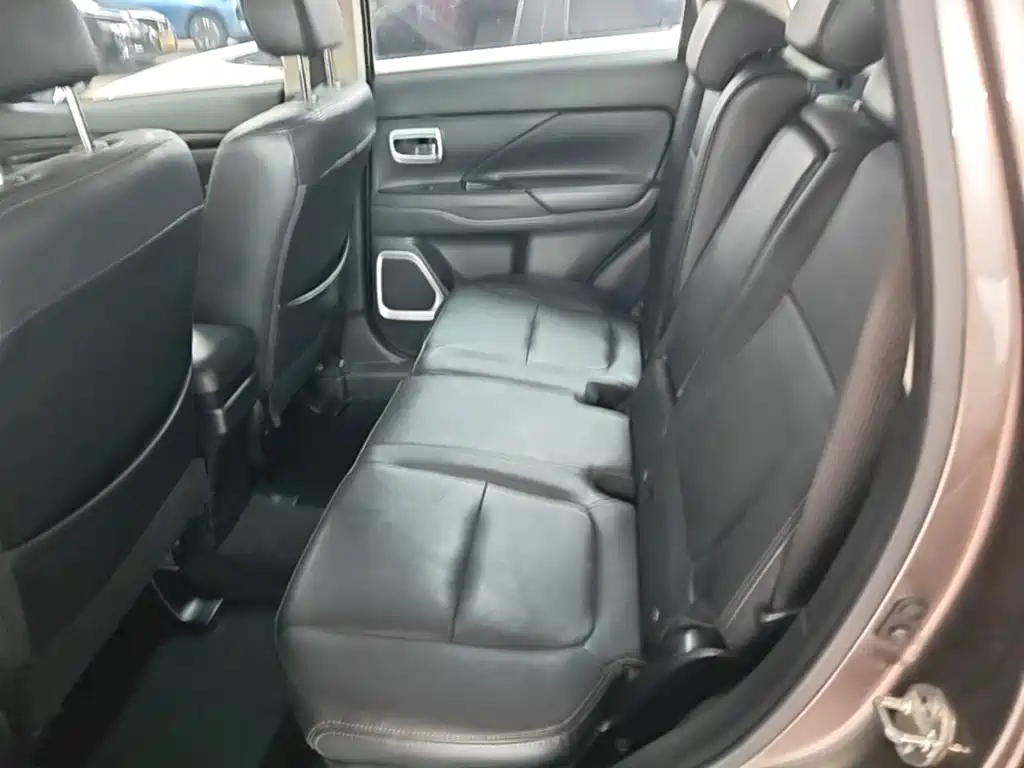 Mitsubishi Outlander 2018 — фото 17