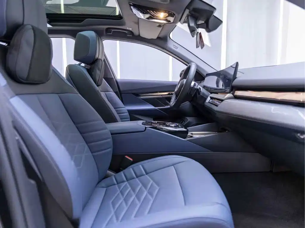 BMW 5 Series 2025 — фото 10