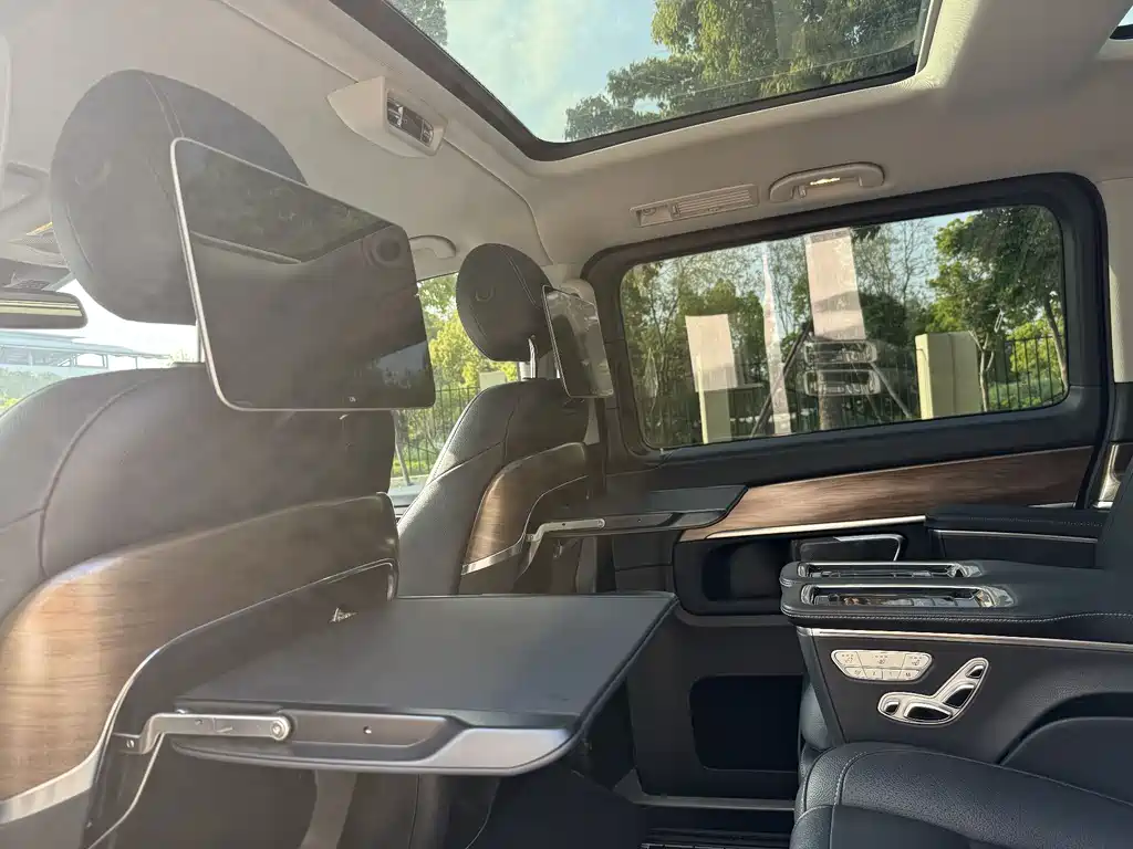 Mercedes-Benz V-Class 2022 — фото 11