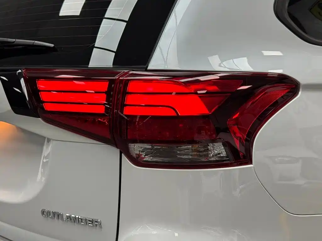 Mitsubishi Outlander 2022 — фото 21