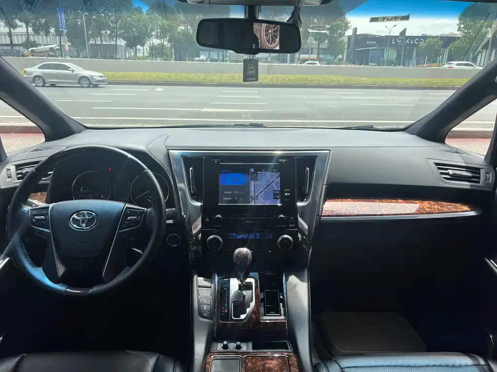 Toyota Alphard 2018 — фото 13