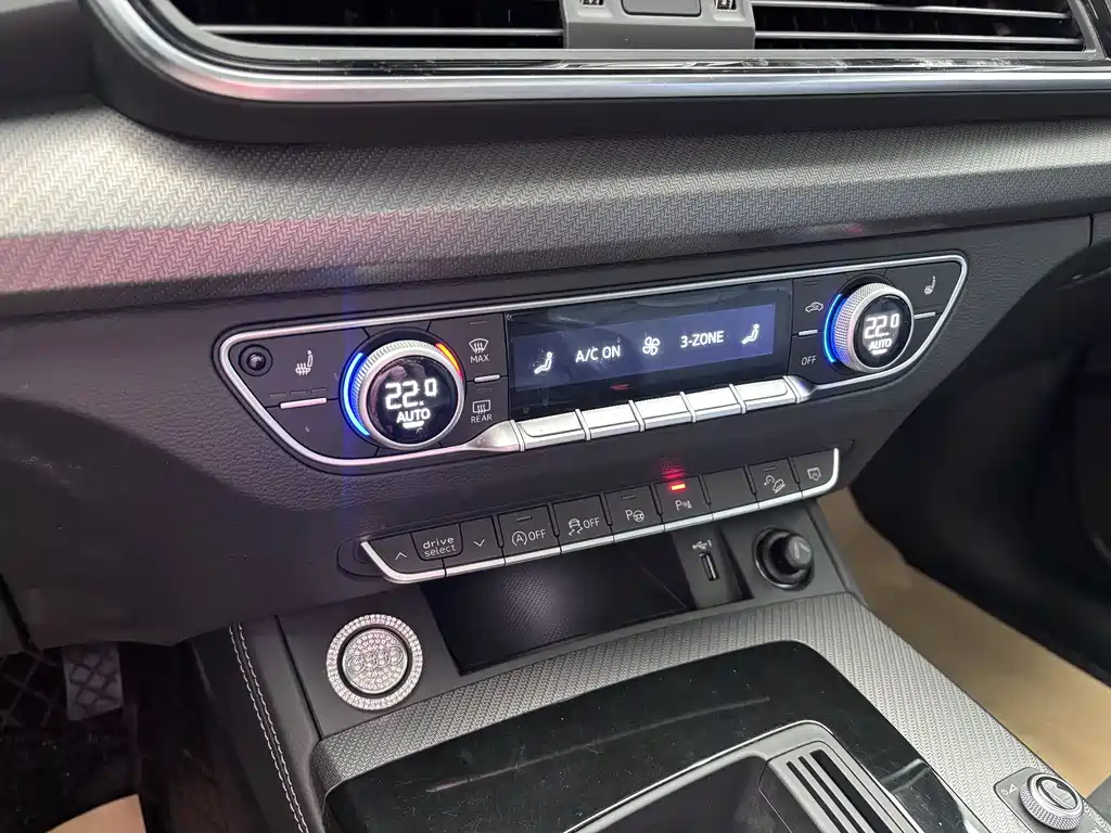 Audi Q5L Sportback 2023 — фото 15