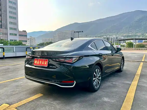 Lexus ES 2025