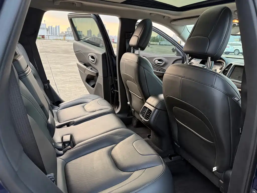 Jeep Cherokee 2016 — фото 10