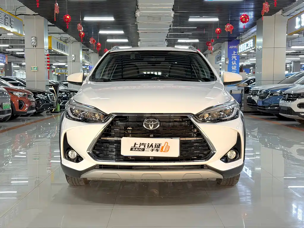 Toyota Yaris L 2022 — фото 1
