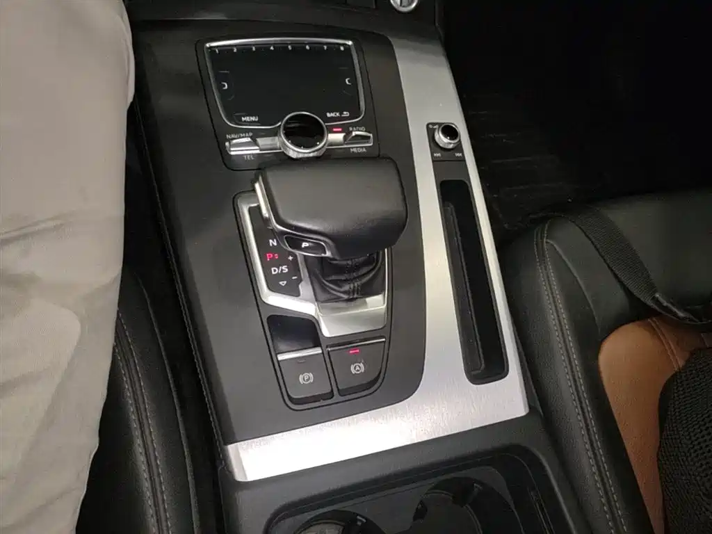 Audi Q5L 2020 — фото 14