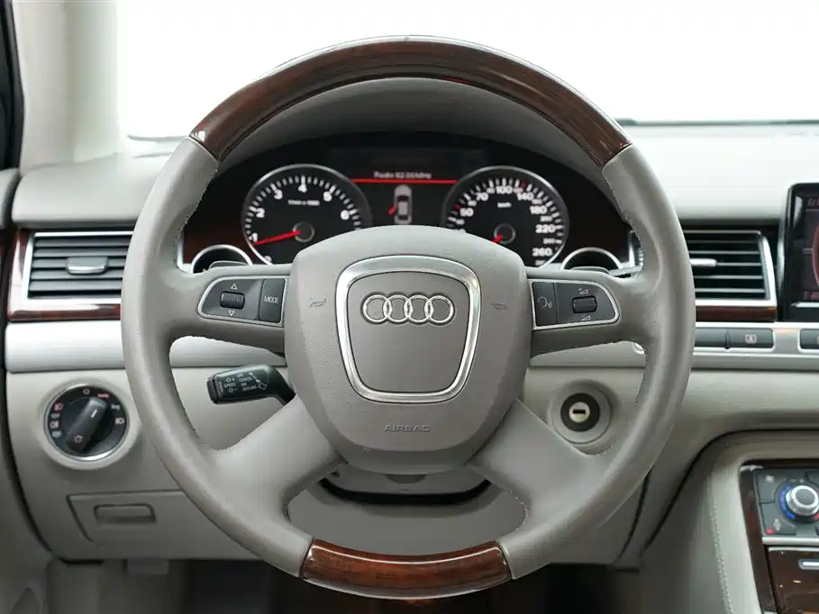 Audi A8 2010 — фото 15