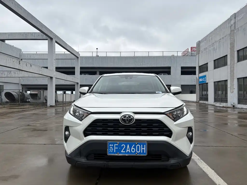 Toyota RAV4 2021 — фото 2