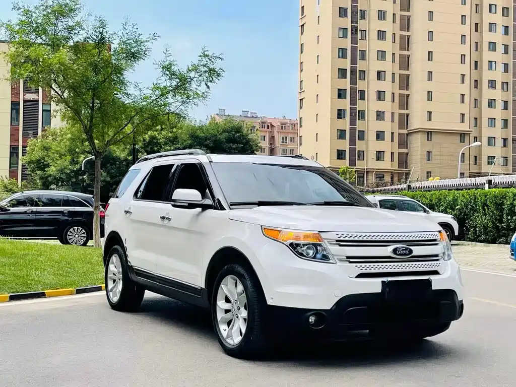 Ford Explorer 2015 — фото 1