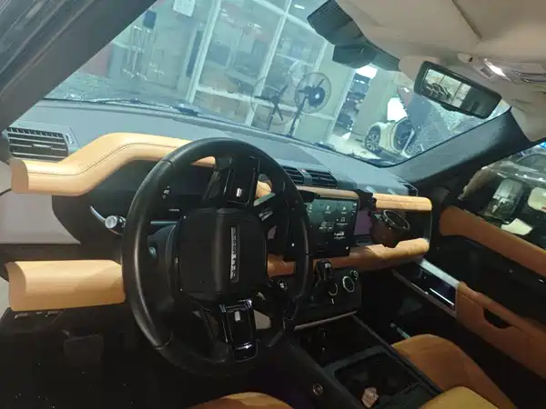 Land Rover Defender 2023