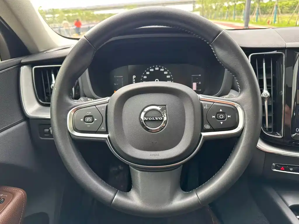 Volvo XC60 2018 — фото 10