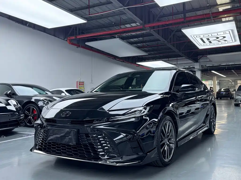Toyota Camry 2025 — фото 1