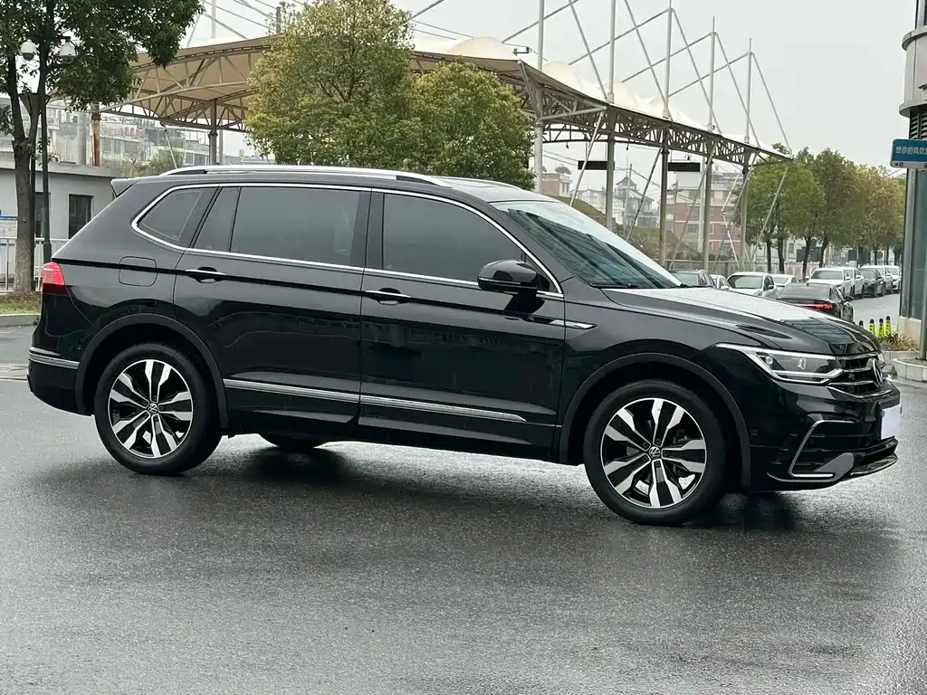 Volkswagen Tiguan L 2023 — фото 3
