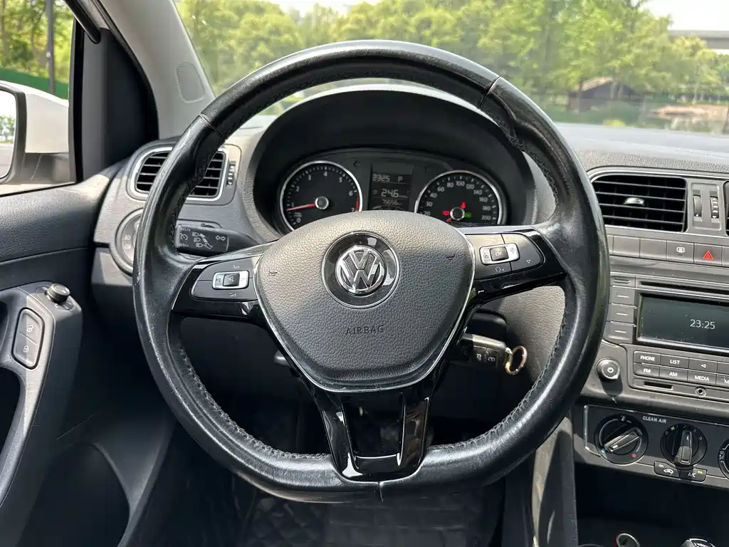 Volkswagen Polo 2017 — фото 17