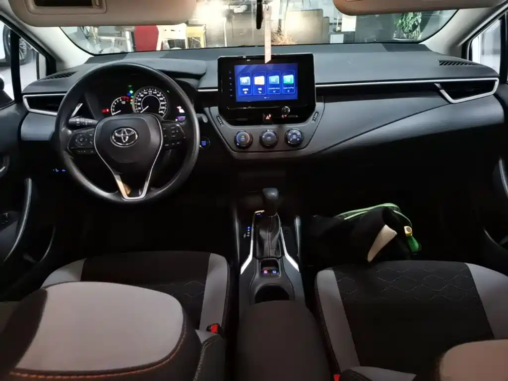 Toyota Corolla 2023 — фото 10