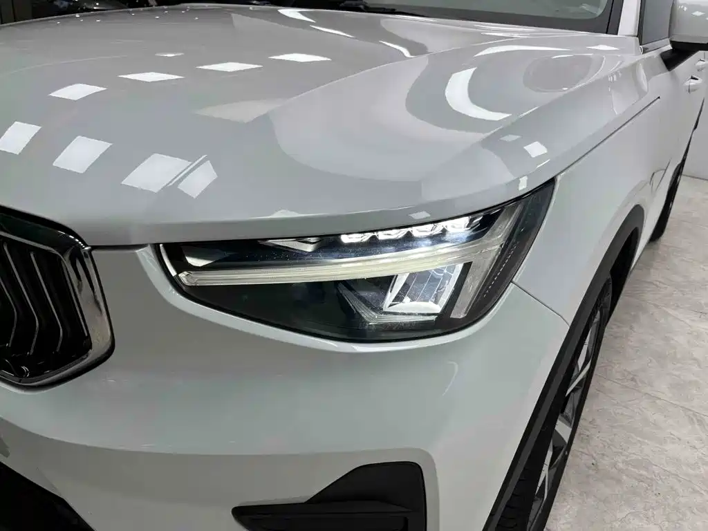 Volvo XC40 2023 — фото 18