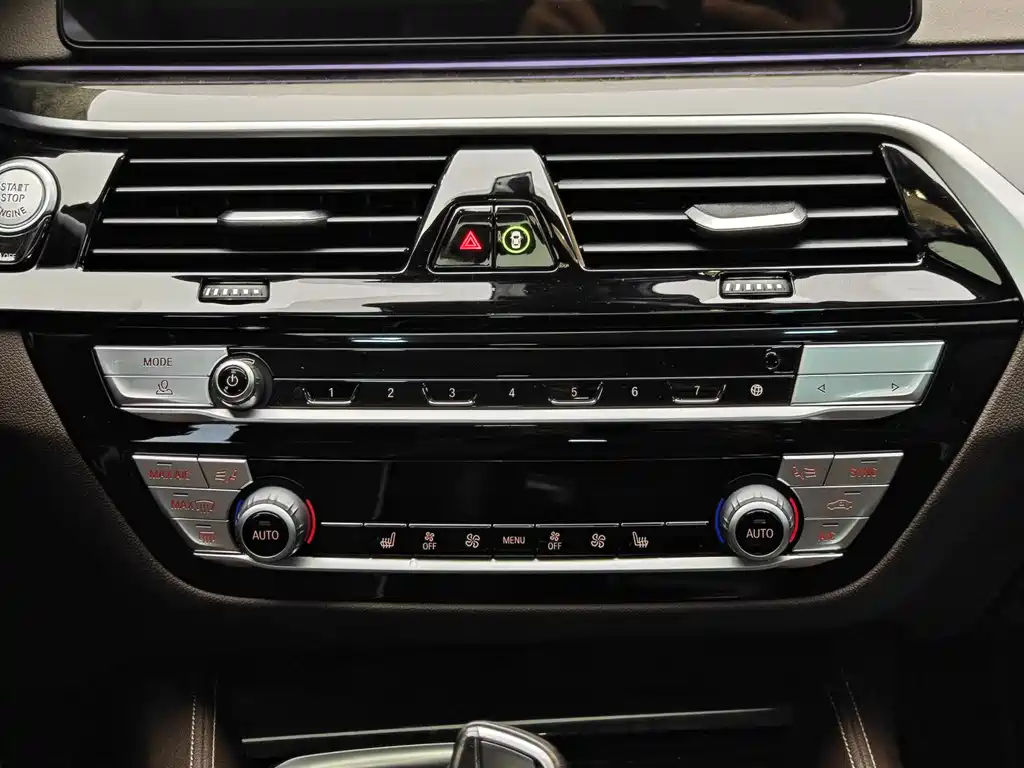 BMW 5 Series 2021 — фото 17